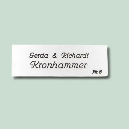 Navneskilt med Gerda og Richardt Kronhammer
