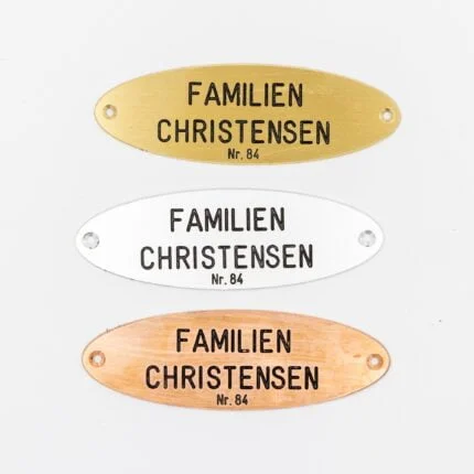 Dørskilte i forskellige metaller: familie Christensen Nr. 84
