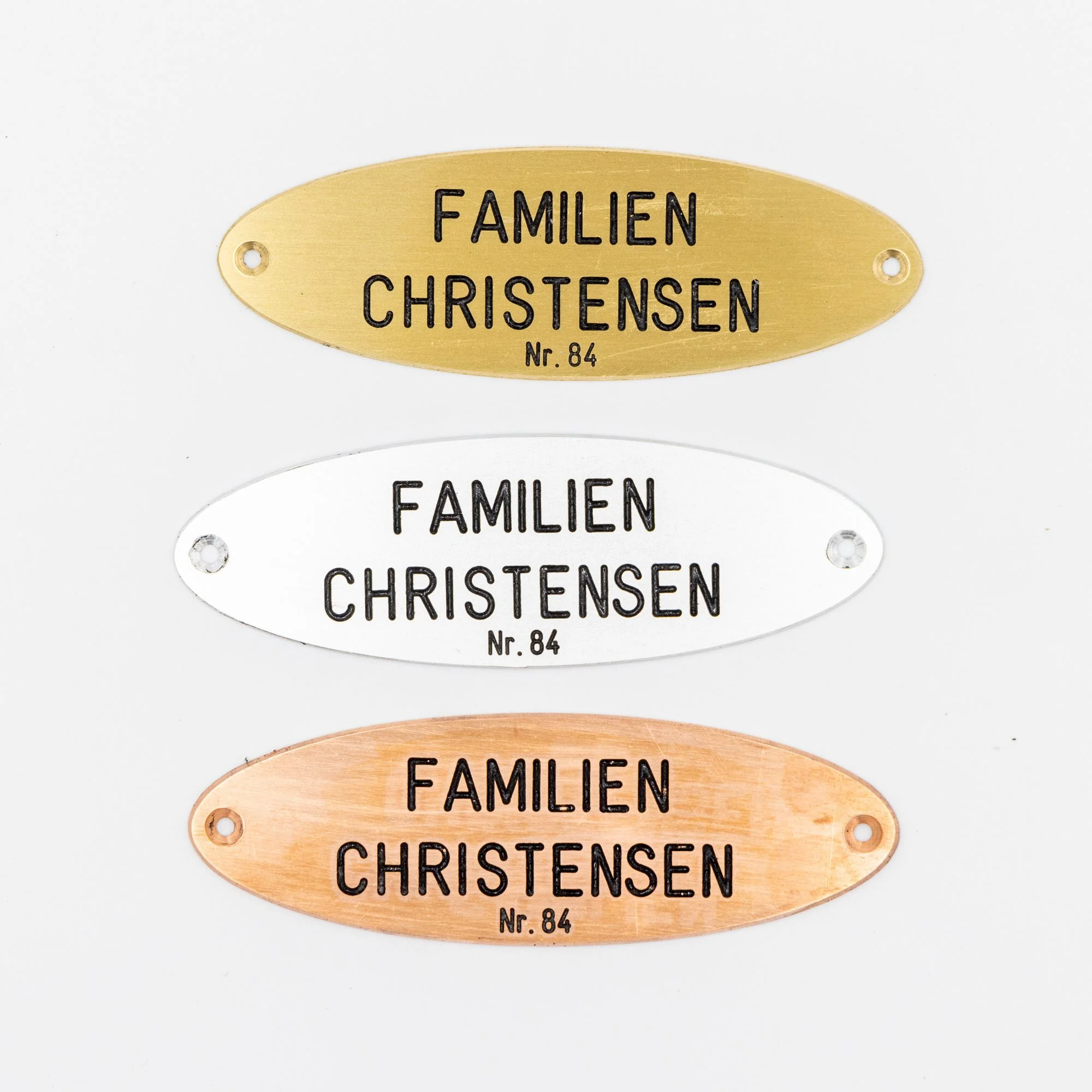 Dørskilte i forskellige metaller: familie Christensen Nr. 84
