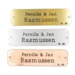 Tre navneskilte for Pernille og Jan Rasmussen