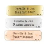 Tre navneskilte for Pernille og Jan Rasmussen