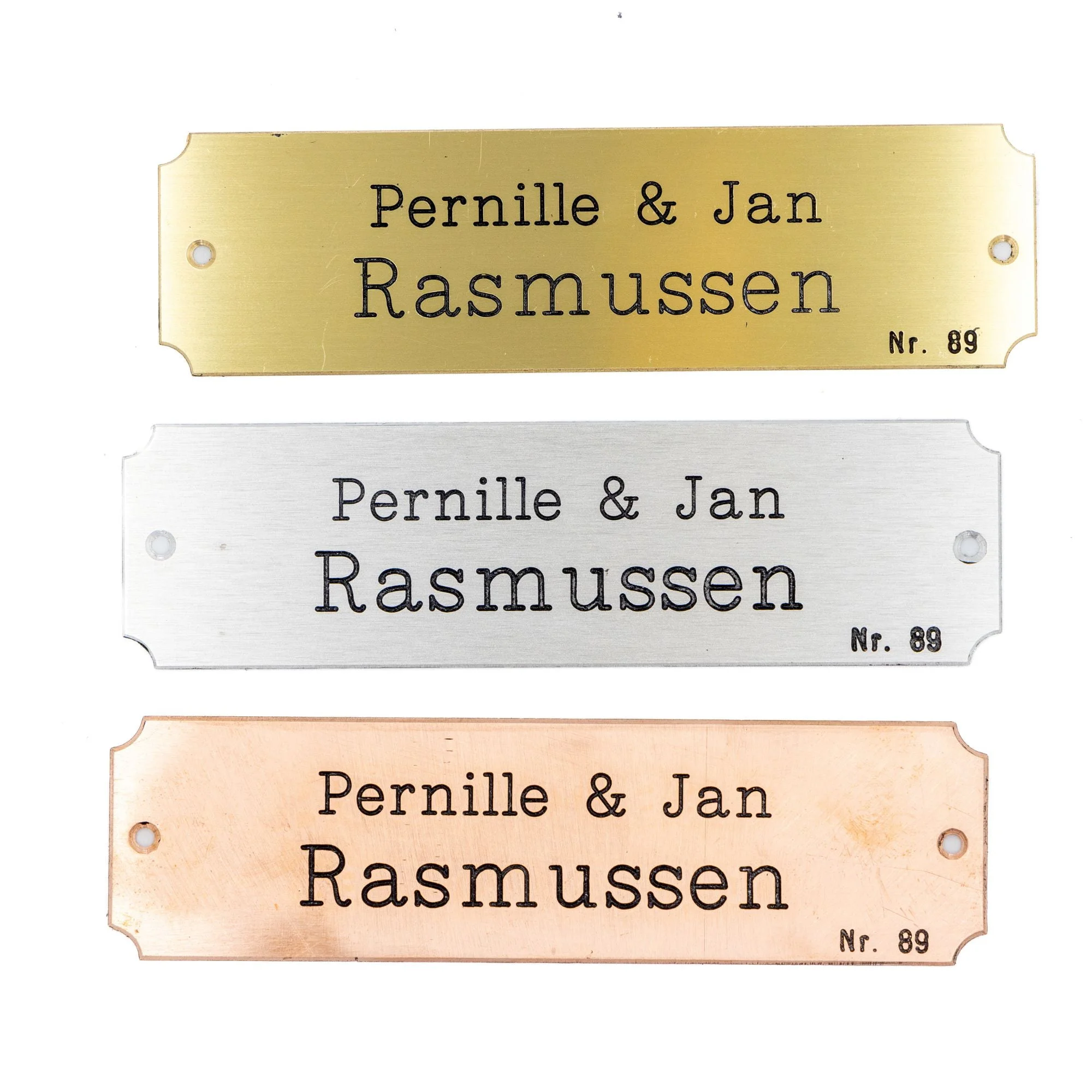 Tre navneskilte for Pernille og Jan Rasmussen