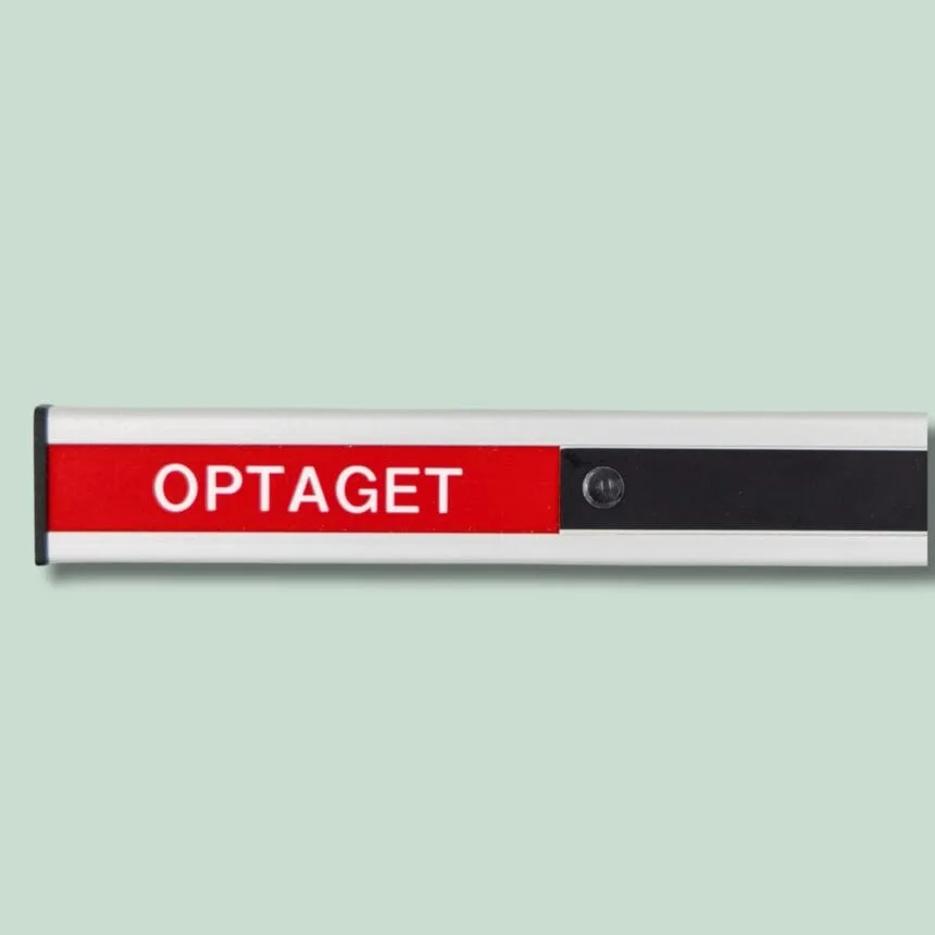 Skilt med teksten 'Optaget' på lysegrøn baggrund.