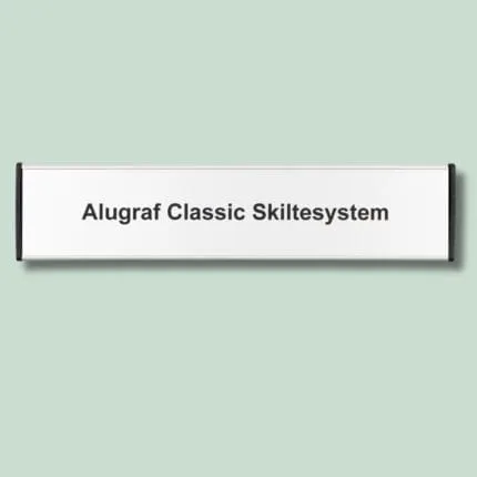 Alugraf Classic Skiltesystem på lys baggrund