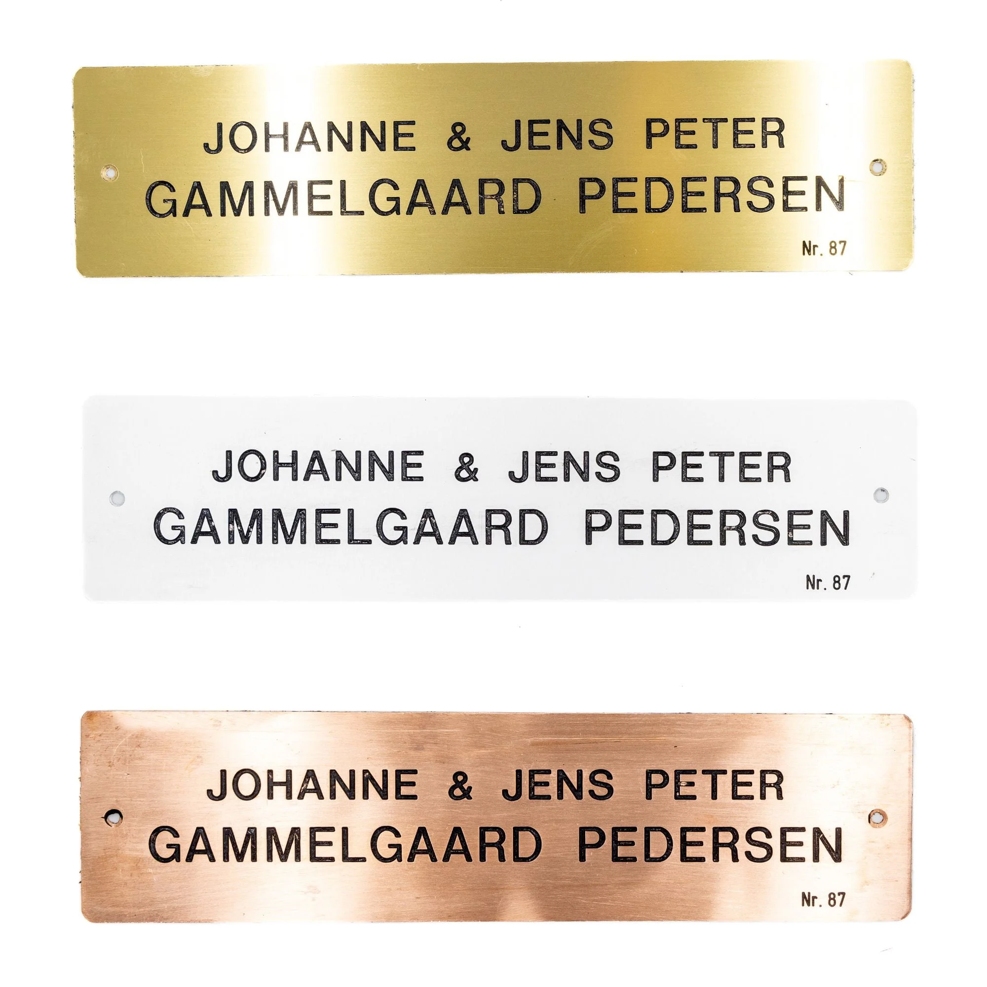 Tre dørskilte med navn Gammelgaard Pedersen, Nr. 87.