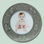 Metallramme med babybillede og dekorative figurer