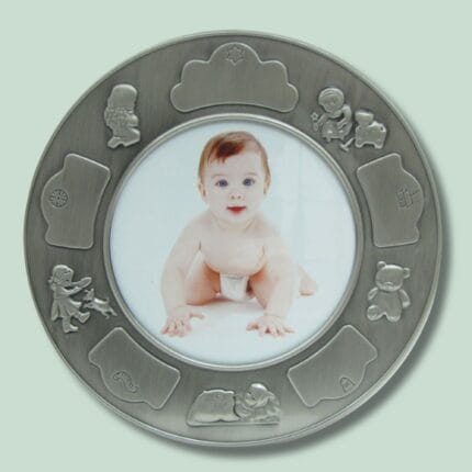 Metallramme med babybillede og dekorative figurer