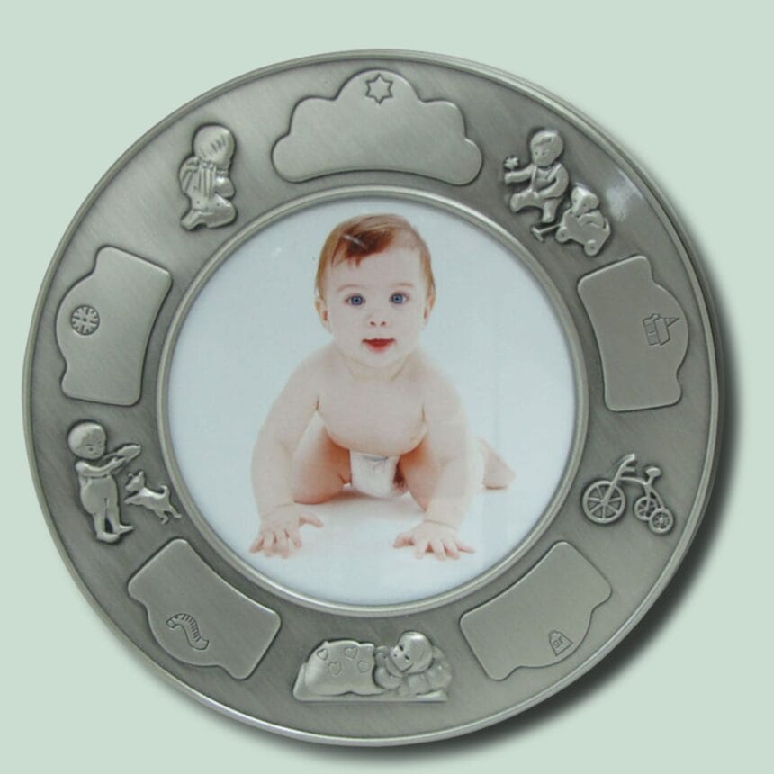 89015776084 - FORTINNET FOTORAMME M DRENGE - MED GRØN Baby i rund fotoramme med legetøjsmotiver.