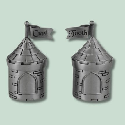 To dekorative tårne med flag, ståldesign.