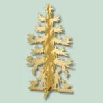 Guld juletræ med figurer på lyseblå baggrund.