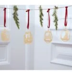 Gyldne julepynt på snor med grene