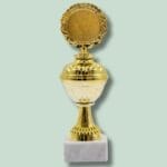 Guld pokal med marmorbase