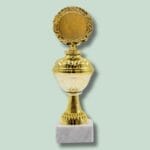 Gyldne pokal på marmorbase