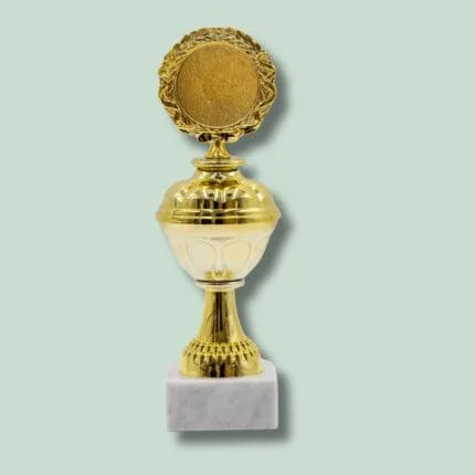 En gylden pokal med marmorbase