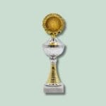 Guld- og sølvpokal på marmorbund