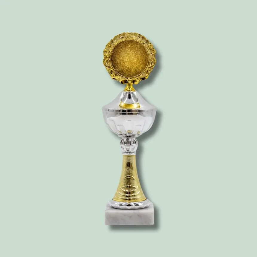 Guld- og sølvpokal på marmorbund