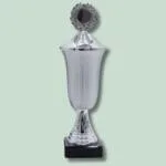 Sølv pokal med laurbærkrans på grøn baggrund.