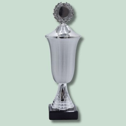 Sølv pokal med laurbærkrans på grøn baggrund.