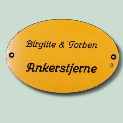 Gul navneskilt med navnene Birgitte og Torben