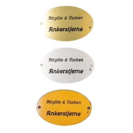 Tre ovale navneskilte i forskellige materialer.