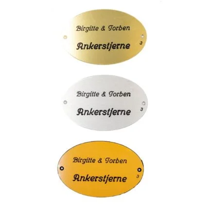 Tre ovale navneskilte i forskellige materialer.