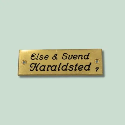 Messingnavneskilt med tekst: Else & Svend Haraldsted