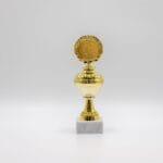 Guldpokal med laurbærkrans på marmorfod