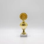 Guldfarvet pokal med rund medalje på marmorbase