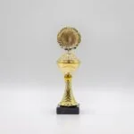 Guldfarvet pokal med rund medalje på sort fod