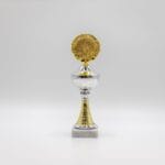 Guld- og sølvfarvet pokal med tom medaljeplade