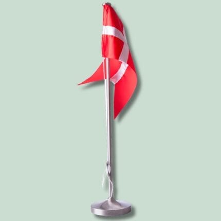 Lille bordflag Danmark på grøn baggrund
