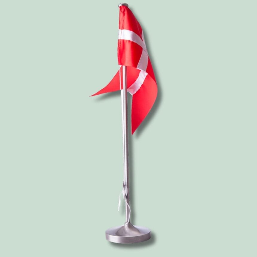 87000496013 - FORTINNET FLAG M DÅBSFOD2 - 38,5 CM - MED GRØN Lille dansk flag på bordstander
