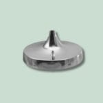 Sølvfarvet metal top mod lys baggrund