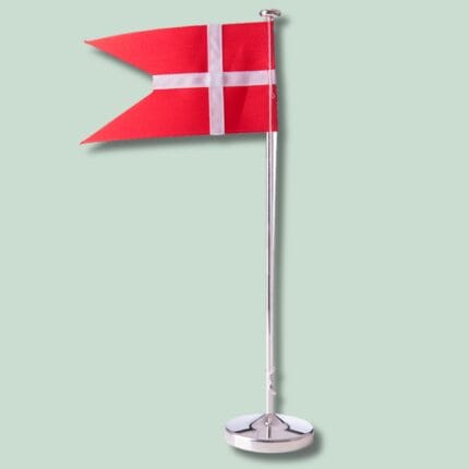 Dansk bordflag på stang med grøn baggrund.