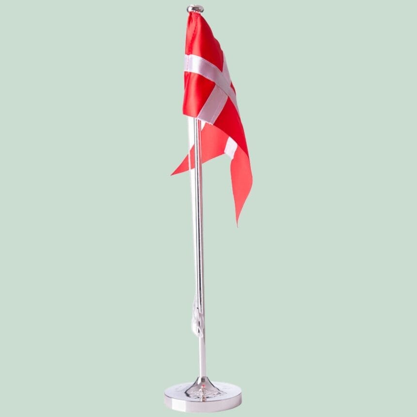 87000498013 - FROKROMET FLAG M DÅBSFOD - 38,5 CM - MED GRØN Dansk bordflag på sølvstander