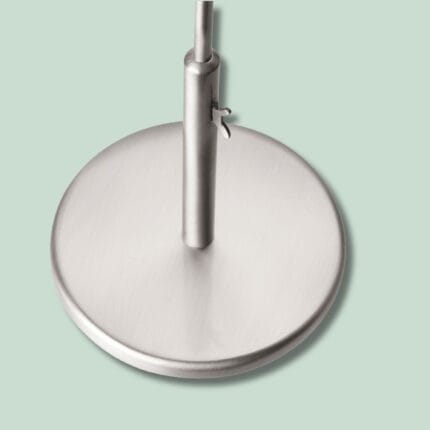 Stålbase til lampe på mintgrøn baggrund.