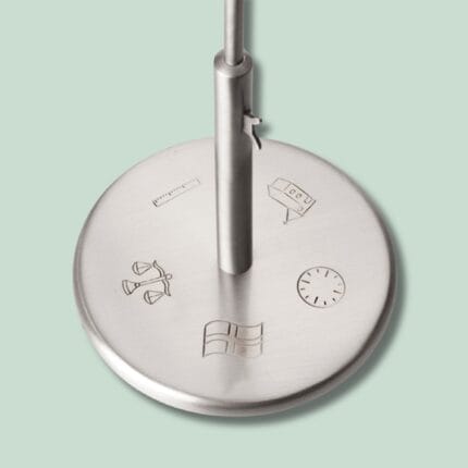 Metalstang med symboler indgraveret på basen