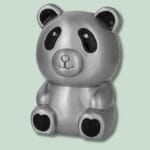 Sølv pandafigur mod lysegrøn baggrund