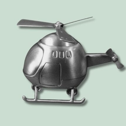 Metallisk modelhelikopter mod lys grøn baggrund.