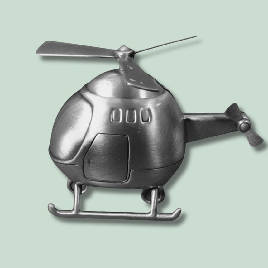 92015276613 - FORTINNET SPAREBØSSE HELIKOPTER - MED GRØN Metallisk modelhelikopter mod lys grøn baggrund.