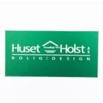 Huset Holst AS Bolig Design logo på grøn baggrund.