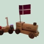 Trælegetøjstog med flag og gaver