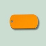 Orange rektangulær nøglering på grøn baggrund