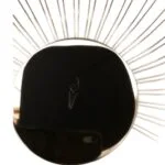 Modernt spejl med solstråledesign og fakkelmotiv.
