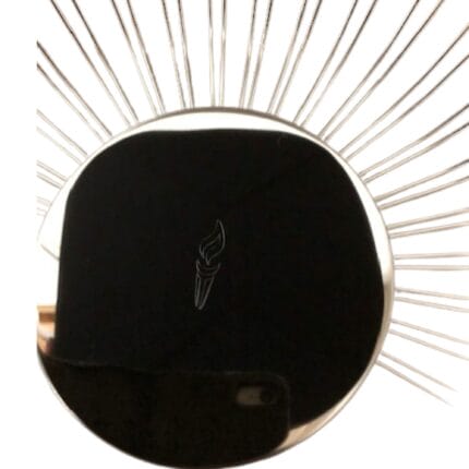 Modernt spejl med solstråledesign og fakkelmotiv.