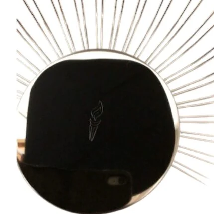 Modernt spejl med solstråledesign og fakkelmotiv.