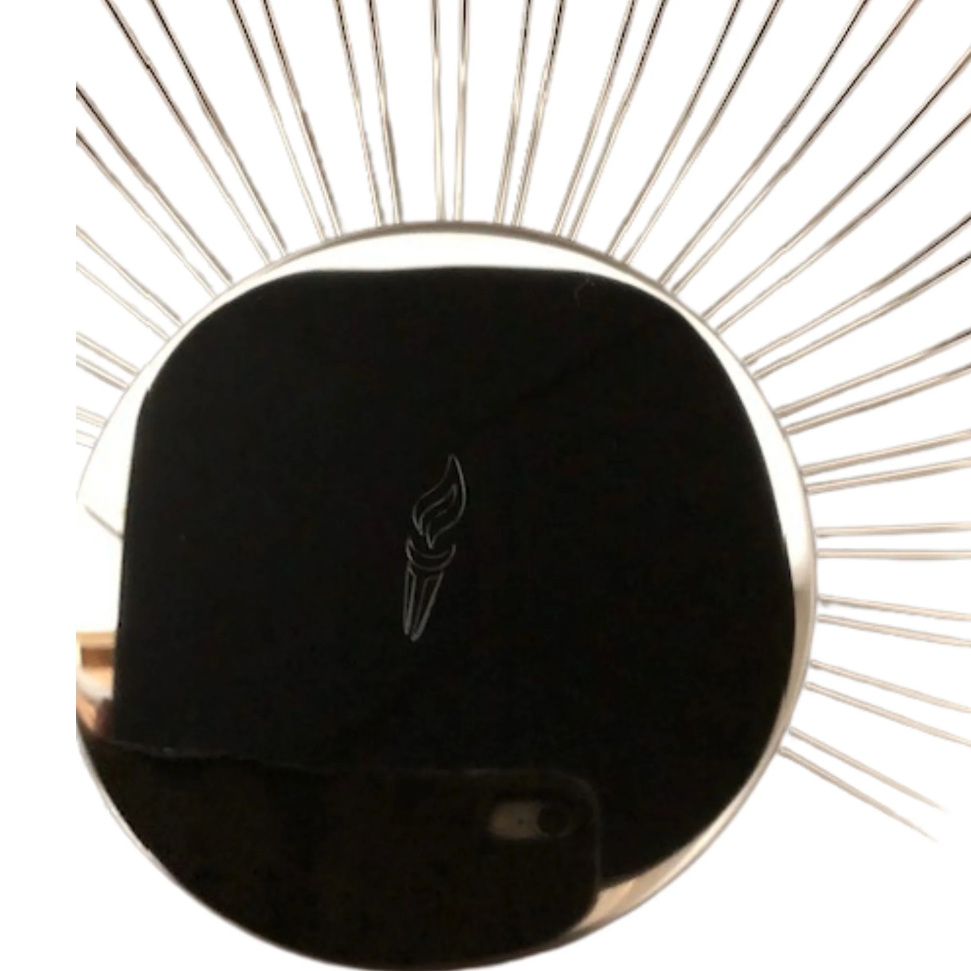 Modernt spejl med solstråledesign og fakkelmotiv.
