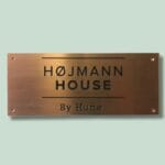 Skilt med teksten Højmann House By Hune