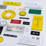 Forskellige kontrolpanel- og advarselsskilte i metal og plastik.