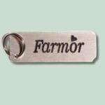 Metalnøglering med indgraveringen "Farmor" og et hjerte